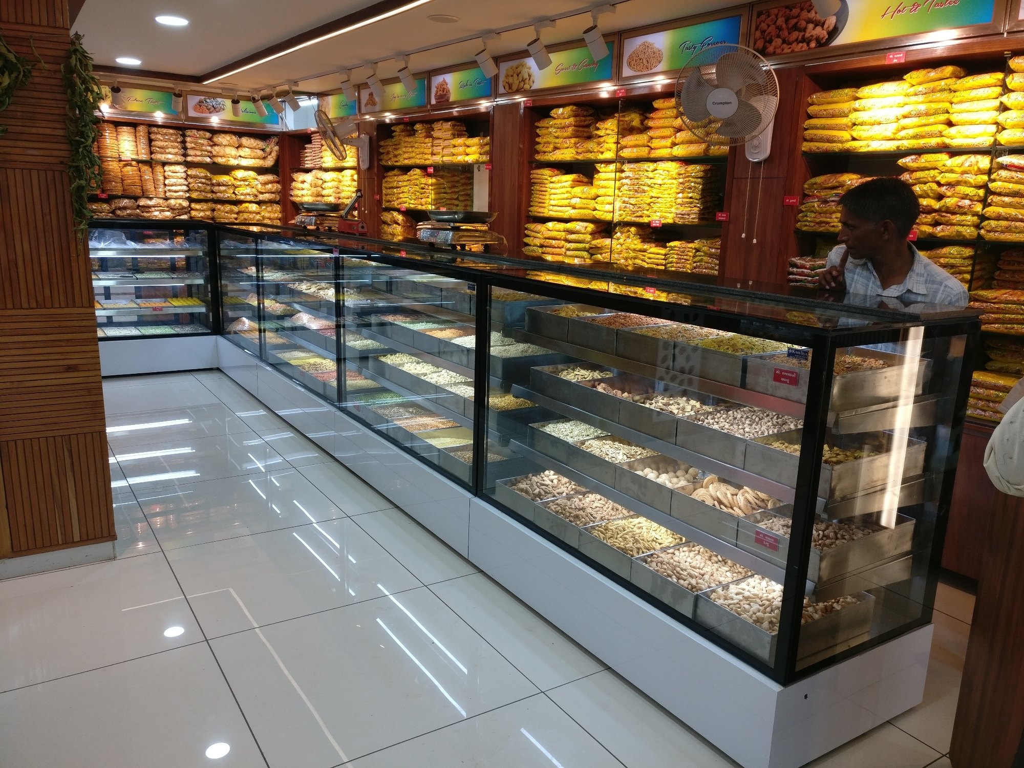 Sweet Display Counter